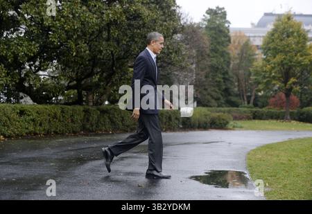 29. November 2015 - Washington, DC, USA - Präsident Barack Obama geht über den South Lawn, bevor er am 29. November 2015 an Bord der Marine One das Weiße Haus in Washington, D.C. verlässt. Fast 150 führende Politiker der Welt, darunter Präsident Obama, werden voraussichtlich nach Paris absteigen, um den Klimagipfel der Vereinten Nationen zu beginnen, der am Montag in der französischen Hauptstadt beginnt. (Bild: © Olivier Douliery/TNS via ZUMA Wire) Stockfoto