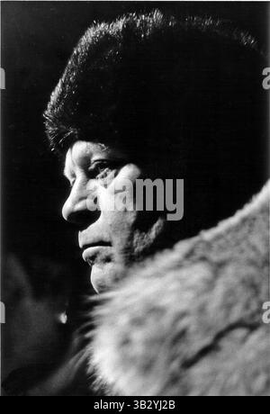 10. November 2004 - Wladiwostok, Union der Sozialistischen Sowjetrepubliken - mit einem düsteren Profil ging US-Präsident Gerald R. Ford am 23. November 1974 in der kalten sowjetischen Nachtluft während einer Pause in seinen Verhandlungen über die strategischen Waffenbegrenzungsgespräche (S.A.L.T.) mit den Führern der Union der Sozialistischen Sowjetrepubliken (UdSSR) in Wladivostock, UdSSR, UdSSR..Mandatory Credit: David Hume Kennerly / White House (CNP) © CNP Bild: CNP KENNA Stockfoto