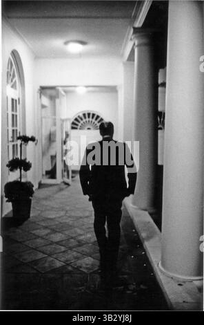 23. Januar 2006: Washington, District of Columbia, Vereinigte Staaten von Amerika – US-Präsident Gerald R. Ford geht am 14. Mai 1975 allein entlang der Kolonnade in Richtung der Residenz vom Oval Office im Weißen Haus in Washington, D.C. . Obligatorische Gutschrift: David Hume Kennerly/Weißes Haus über CNP (Bild: © David Hume Kennerly/CNP via ZUMA Wire) Stockfoto