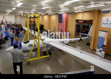 10. November 2015 - San Diego, CA, USA - SAN DIEGO, CA-November 10, 2015: The Airbus Perlan II Glider, die ersten motorlosen Flugzeugen entwickelt, um den Rand des Weltraums zu erreichen, Vibrationstests bei ATA Engineering in San Diego, unterzogen wurde nur wenige Wochen nach dem Erstflug am 23. September in Redmond, Oregon ist. JOHN GIBBINS / San Diego Union-Tribune) (Kredit-Bild: © John Gibbins/U-T San Diego über ZUMA Draht) Stockfoto