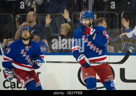 15. November 2015: Das New York Rangers Center Derick Brassard (16) und der New York Rangers Mats Zuccarello (36) haben eine gute Zeit nach einem Tor während des Spiels zwischen den New York Rangers und den Toronto Maple Leafs im Madison Square Garden in Manhattan, New York. Die New York Rangers besiegen die Toronto Maple Leafs mit 4:3. Obligatorische Gutschrift: Kostas Lymperopoulos/CSM (Bild des Gutscheins: © Kostas Lymperopoulos/CSM via ZUMA Wire) Stockfoto