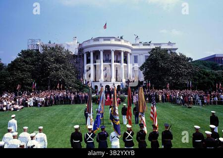 25. März 2014 - Washington, District of Columbia, Vereinigte Staaten von Amerika - Washington DC 6-15-1992.Präsident H. W. Bush mit dem russischen Präsidenten Boris Nikolojewitsch Jelzin bei der Ankunftszeremonie auf dem Südrasen des Weißen Hauses zum offiziellen Staatsbesuch des russischen Präsidenten. Ein Staatsbesuch ist ein formeller Besuch eines ausländischen Staatschefs in einer anderen Nation auf Einladung des Staatschefs dieser Nation. Staatsbesuche sind die höchste Form des diplomatischen Kontakts zwischen zwei Nationen und sind durch zeremoniellen Pomp und diplomatisches Protokoll gekennzeichnet. In parlamentarischen Demokratien können Staatsoberhäupter formell sein Stockfoto