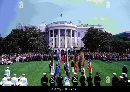 25. März 2014 - Washington, District of Columbia, Vereinigte Staaten von Amerika - Washington DC 6-15-1992.Präsident H. W. Bush mit dem russischen Präsidenten Boris Nikolojewitsch Jelzin bei der Ankunftszeremonie auf dem Südrasen des Weißen Hauses zum offiziellen Staatsbesuch des russischen Präsidenten. Ein Staatsbesuch ist ein formeller Besuch eines ausländischen Staatschefs in einer anderen Nation auf Einladung des Staatschefs dieser Nation. Staatsbesuche sind die höchste Form des diplomatischen Kontakts zwischen zwei Nationen und sind durch zeremoniellen Pomp und diplomatisches Protokoll gekennzeichnet. In parlamentarischen Demokratien können Staatsoberhäupter formell sein Stockfoto