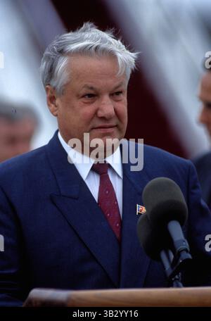 6. April 2014 - Washington, District of Columbia, Vereinigte Staaten von Amerika - Washington, DC. 6.-20-1991. Rede des russischen Präsidenten Boris Jelzin in Washington während des offiziellen Besuchs. . Boris Nikolajewitsch Jelzin; 1. Februar 1931 ð 23. April 2007) war ein russischer Politiker und erster Präsident der Russischen Föderation, der von 1991 bis 1999 diente. Ursprünglich Unterstützer Michail Gorbatschow, entwickelte sich Jelzin im Zuge der Perestroika-Reformen zu einem der mächtigsten politischen Gegner Gorbatschow. Am 29. Mai 1990 wurde er zum Vorsitzenden des russischen Obersten Sowjets gewählt. Am 12. Juni 1991 wurde er von gewählt Stockfoto