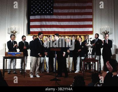 10. Dezember 2014 - Washington, District of Columbia, Vereinigte Staaten von Amerika - Washington, DC. 2.-9. 1987. Präsident Ronald Reagan begrüßt Dennis Conner und die Crew der America's Cup Racing Yacht The Stars and Stripes im East Room des Weißen Hauses. . Abbildung: Mark Reinstein (Bild: © Mark Reinstein via ZUMA Wire) Stockfoto