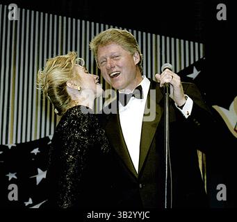 17. April 2015: Washington, District of Columbia, Vereinigte Staaten von Amerika - Washington, DC. 1.-20.-1993. Präsident William Clinton und First Lady Hillary Clinton beim DC Inaugural Ball. . Abbildung: Mark Reinstein (Bild: © Mark Reinstein via ZUMA Wire) Stockfoto