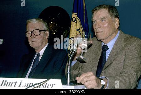 17. April 2015 - Washington, District of Columbia, Vereinigte Staaten von Amerika - Washington, DC. 3-15-1988.Burt Lancaster und James (Jimmy) Stewart bei der Pressekonferenz im National Press Club über die Kolorisierung von Filmen..Credit: Mark Reinstein (Credit Image: © Mark Reinstein via ZUMA Wire) Stockfoto