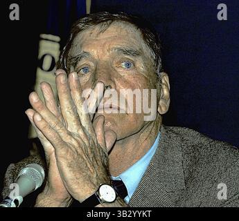 17. April 2015 - Washington, District of Columbia, Vereinigte Staaten von Amerika - Washington, DC. 3-15-1988. Burt Lancaster bei der Pressekonferenz im National Press Club über die Färbung von Filmen. Burt Lancaster machte ein leidenschaftliches Plädoyer in den Anhörungen des Kongresses, zusammen mit vielen anderen, Katharine Hepburn, Ginger Rogers, und Filmregisseur Martin Scorsese, gegen Ted Turners Entscheidung, klassische Schwarzweißfilme zu „colorieren“, einschließlich es ist ein wunderbares Leben. . Abbildung: Mark Reinstein (Bild: © Mark Reinstein via ZUMA Wire) Stockfoto