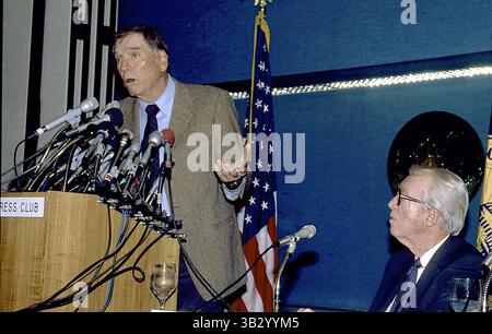 17. April 2015 - Washington, District of Columbia, Vereinigte Staaten von Amerika - Washington, DC. 3-15-1988.Burt Lancaster und James (Jimmy) Stewart bei der Pressekonferenz im National Press Club über die Kolorisierung von Filmen..Credit: Mark Reinstein (Credit Image: © Mark Reinstein via ZUMA Wire) Stockfoto