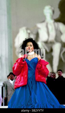 17. April 2015: Washington, District of Columbia, Vereinigte Staaten von Amerika - Washington, DC 1-18-1993.Diana Ross tritt bei der Eröffnungsgala für Präsident William Jefferson Clinton auf den Stufen des Lincoln Memeorial auf. . Abbildung: Mark Reinstein (Bild: © Mark Reinstein via ZUMA Wire) Stockfoto