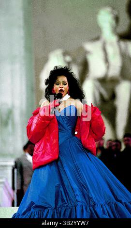 17. April 2015: Washington, District of Columbia, Vereinigte Staaten von Amerika - Washington, DC 1-18-1993.Diana Ross tritt bei der Eröffnungsgala für Präsident William Jefferson Clinton auf den Stufen des Lincoln Memeorial auf. . Abbildung: Mark Reinstein (Bild: © Mark Reinstein via ZUMA Wire) Stockfoto