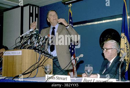 17. April 2015 - Washington, District of Columbia, Vereinigte Staaten von Amerika - Washington, DC. 3-15-1988.Burt Lancaster und James (Jimmy) Stewart bei der Pressekonferenz im National Press Club über die Kolorisierung von Filmen..Credit: Mark Reinstein (Credit Image: © Mark Reinstein via ZUMA Wire) Stockfoto