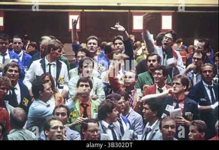 1. August 1986: Chicago, Illinois, USA: Der überfüllte Stock der Börse während der Handelszeiten, im Sommer 1986. Das Chicago Board of Trade (CBOT) wurde am 3. April 1848 gegründet und ist die älteste Futures- und Optionsbörse der Welt. Mehr als 50 verschiedene Optionen und Terminkontrakte werden von mehr als 3.600 CBOT-Mitgliedern über offene Aufschrei und elektronischen Handel gehandelt. Im Jahr 2003 waren die Umtauschmengen ein Rekordvolumen Stockfoto