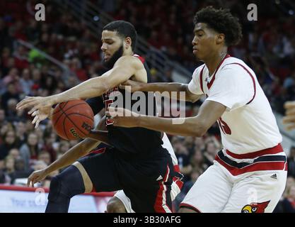7. Januar 2016: Raleigh, North Carolina, USA – Cody Martin, verlässt den Ball, als er von Raymond Spalding (13) aus Louisville in der zweiten Halbzeit in der PNC Arena in Raleigh, N.C., am Donnerstag, den 7. Januar 2016 unter Druck gesetzt wird. Louisville gewann 77:72. (Bild: © Ethan Hyman/TNS via ZUMA Wire) Stockfoto