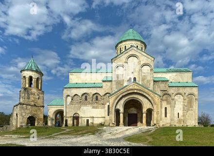 Südfassade der Kathedrale von Bagrati, der Kathedrale von Kutaisi und des historischen Glockenturms, Kutaisi, Imeretia, Georgien, Asien Stockfoto