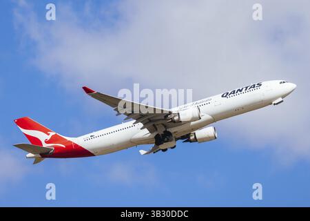 MELBOURNE, AUSTRALIEN - 07. SEPTEMBER 2024: Am 7. September 2024 startet ein Qantas Airbus A330-303 von Melbourne Stockfoto