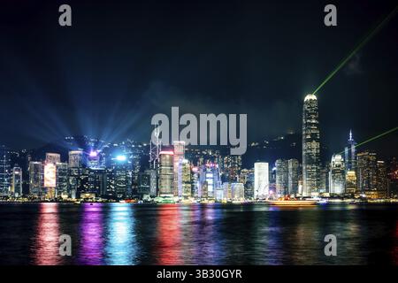 HONGKONG, CHINA - 27. SEPTEMBER 2024: Night Time Symphony of Light and Sound Show in Hong Kong Island und Victoria Harbour von Kowloon an einem Herbstabend Stockfoto