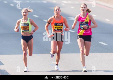 Molly Bookmyer und Rose Harvey, weibliche Elite-Athletin, die 2025 beim TCS London Marathon antraten, durchquerten Tower Hill, London Stockfoto