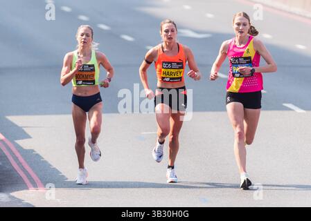 Molly Bookmyer und Rose Harvey, weibliche Elite-Athletin, die 2025 beim TCS London Marathon antraten, durchquerten Tower Hill, London Stockfoto