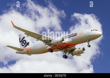 MELBOURNE, AUSTRALIEN - 07. SEPTEMBER 2024: Ein Jetstar Airbus A320 fliegt am 7. September 2024 von Sydney aus nach Melbourne, Australien, Ozeanien Stockfoto