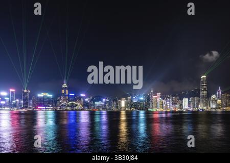 HONGKONG, CHINA - 27. SEPTEMBER 2024: Night Time Symphony of Light and Sound Show in Hong Kong Island und Victoria Harbour von Kowloon an einem Herbstabend Stockfoto