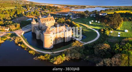 Die schönsten mittelalterlichen französischen Burgen - erstaunliches Schloss von Suscinio (Susinio) bei Sonnenuntergang in der Bretagne. Panoramablick aus der Vogelperspektive Stockfoto