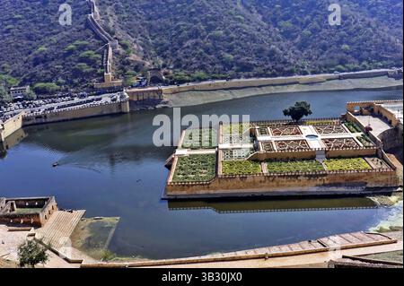 Fort Amber, Amber, in der Nähe von Jaipur, Rajasthan, Nordindien, Indien, Asien, aus der Vogelperspektive eines Gartens in einer historischen Festung an einem Wasserlauf, Asien Stockfoto