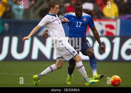 31. Januar 2016 – Carson, Kalifornien, USA S - USA F Jozy Altidore (17) und Iceland D Birkir Mar Saevarsson (2) während des FIFA-Freundschaftsspiels 2016 zwischen der US-Nationalmannschaft der Männer und Island im StubHub Center. (Bild: © Brandon Parry via ZUMA Wire) Stockfoto