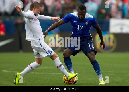 31. Januar 2016 – Carson, Kalifornien, USA S – USA F Jozy Altidore (17) und Island M Aron Sigurdarson (7) im Rahmen des FIFA-Freundschaftsspiels 2016 zwischen der US-Nationalmannschaft der Männer und Island im StubHub Center. (Bild: © Brandon Parry via ZUMA Wire) Stockfoto