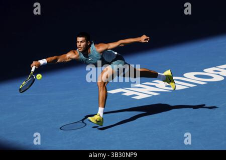 MELBOURNE, AUSTRALIEN – 19. JANUAR: Carlos Alcaraz aus Spanien trifft am 8. Tag der Australian Open 2025 in der Vorhand gegen Jack Draper aus Großbritannien Stockfoto