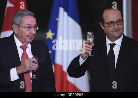 1. Februar 2016 - Paris, FRANKREICH - der kubanische Präsident Raul Castro, links, und der französische Präsident Francois Hollande heben am 1. Februar 2016 ein Glas in einem staatlichen Diner im Elysee Präsidentenpalast in Paris. Der kubanische Präsident Raul Castro beginnt einen offiziellen Staatsbesuch in Frankreich, sein erstes Mal in Europa, was als wichtiger Schritt beim Wiederaufbau der Beziehungen seines Inselstaates zum Westen angesehen wird. (Bild: © Prensa Internacional Via ZUMA Wire) Stockfoto