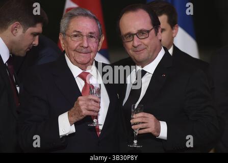 1. Februar 2016 - Paris, FRANKREICH - der kubanische Präsident Raul Castro, links, und der französische Präsident Francois Hollande heben am 1. Februar 2016 ein Glas in einem staatlichen Diner im Elysee Präsidentenpalast in Paris. Der kubanische Präsident Raul Castro beginnt einen offiziellen Staatsbesuch in Frankreich, sein erstes Mal in Europa, was als wichtiger Schritt beim Wiederaufbau der Beziehungen seines Inselstaates zum Westen angesehen wird. (Bild: © Prensa Internacional Via ZUMA Wire) Stockfoto