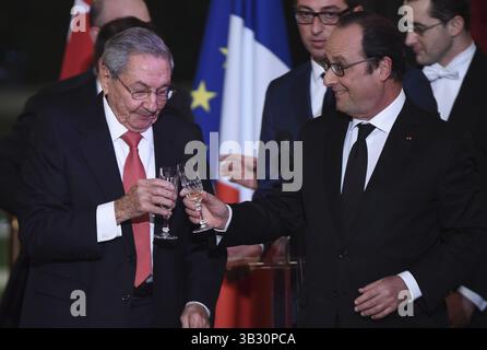 1. Februar 2016 - Paris, FRANKREICH - der kubanische Präsident Raul Castro, links, und der französische Präsident Francois Hollande heben am 1. Februar 2016 ein Glas in einem staatlichen Diner im Elysee Präsidentenpalast in Paris. Der kubanische Präsident Raul Castro beginnt einen offiziellen Staatsbesuch in Frankreich, sein erstes Mal in Europa, was als wichtiger Schritt beim Wiederaufbau der Beziehungen seines Inselstaates zum Westen angesehen wird. (Bild: © Prensa Internacional Via ZUMA Wire) Stockfoto