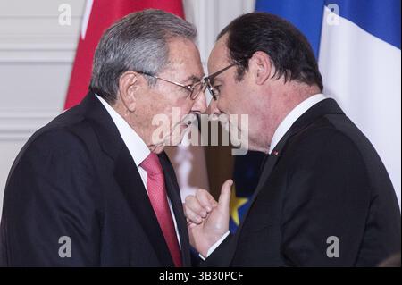 1. Februar 2016 - Paris, FRANKREICH - der kubanische Präsident Raul Castro, der linke und der französische Präsident Francois Hollande nehmen am Montag, 1. Februar 2016, im Elysee-Palast in Paris, Frankreich, an einer Zeremonie Teil. Der kubanische Präsident Raul Castro besucht Frankreich beim ersten europäischen Vorstoß eines kubanischen Staatschefs seit zwei Jahrzehnten, als Kuba seine Wirtschaft öffnet. (Bild: © Prensa Internacional Via ZUMA Wire) Stockfoto