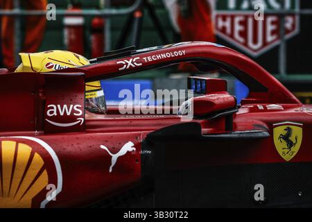 Lewis Hamilton aus Großbritannien fährt den Scuderia Ferrari HP SF-25 vor dem Start des Formel-1-Grand Prix von Australien im Albert Park in Melbour Stockfoto