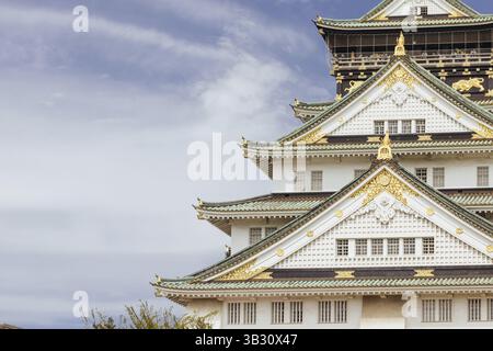 OSAKA, JAPAN - 25. SEPTEMBER 2024: Das berühmte Schloss Osaka und die üppige Umgebung an einem warmen, klaren Herbsttag in Osaka, Japan am 25. September 2024 Stockfoto