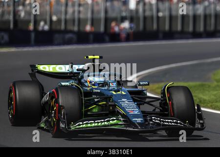 MELBOURNE, AUSTRALIEN – 14. MÄRZ: Fernando Alonso aus Spanien fährt das Aston Martin Aramco F1 Team AMR25 während des ersten Trainings in der australischen Formel Stockfoto