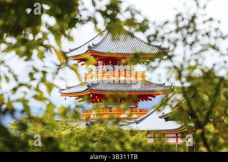 Der ikonische Kiyomizu-dera-Tempel und der Blick auf die Berge an einem sonnigen Frühlingstag in Kyoto, Japan, Kyoto, Japan, Asien Stockfoto