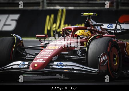 Lewis Hamilton aus Großbritannien fährt den Scuderia Ferrari HP SF-25 während des Qualifyings beim Großen Preis von Australien 2025 im Albert Park in Melbourne. Stockfoto
