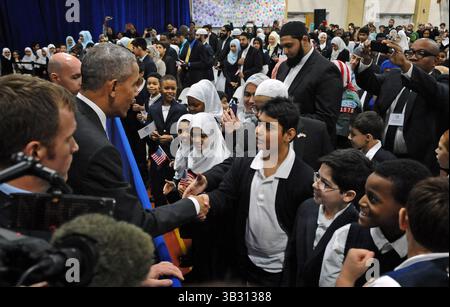 3. Februar 2016: Windsor Mill, Maryland, USA: Präsident BARACK OBAMA schüttelt während seines Besuchs bei der Islamischen Gesellschaft die Hand mit Schülern der Al-Rahmah-Schule. (Bild: © Kenneth K. Lam/TNS via ZUMA Wire) Stockfoto