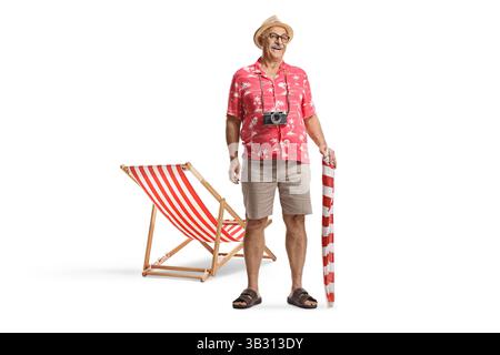 Mann, der einen Sonnenschirm hält und neben einem Liegestuhl steht, isoliert auf weißem Hintergrund Stockfoto