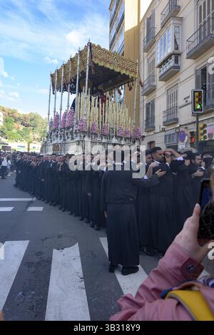 Karfreitagsprozession, Prozessionsaltar und Träger, Touristen, die Fotos mit Smartphone machen, Malaga, Spanien, Europa Stockfoto