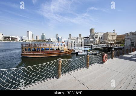 Blick auf traditionelle Boote und Wolkenkratzer aus der Altstadt von Dubai, Dubai, den Vereinigten Arabischen Emiraten, Asien Stockfoto