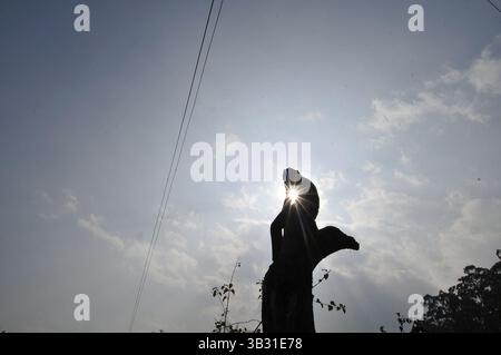 16. Januar 2016 - Kathmandu, NP, Nepal - Ein Mann erholt sich, nachdem er Baum geschnitten hat, um Lebensmittel in Kathmandu, Nepal, am 16. Januar 2016 zu kochen. Seit den letzten Monaten hatte das benachbarte Indien die Grenze blockiert, die Treibstoff und tägliche Güter nach Nepal transportiert; dies führt zu einem Mangel an Treibstoff und täglichen Rohstoffen in Nepal. (Kreditbild: © Narayan Maharjan via ZUMA Wire) Stockfoto