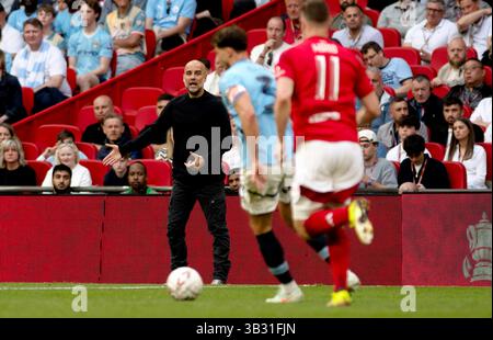 London, Großbritannien. April 2025. PEP Guardiola, Managerin von Manchester City, reagiert am Sonntag, den 27. April 2025, im Halbfinale des Emirates FA Cup, Nottingham Forest gegen Manchester City im Wembley Stadium in London. Nur redaktionelle Verwendung. bild von Sandra MailerAndrew Orchard Sportfotografie/Alamy Live News Credit: Andrew Orchard Sportfotografie/Alamy Live News Stockfoto