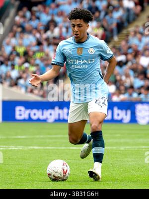 London, Großbritannien. April 2025. Rico Lewis aus Manchester City in Aktion. Das Halbfinale des Emirates FA Cup, Nottingham Forest gegen Manchester City im Wembley Stadium in London am Sonntag, den 27. April 2025. Nur redaktionelle Verwendung. bild von Sandra MailerAndrew Orchard Sportfotografie/Alamy Live News Credit: Andrew Orchard Sportfotografie/Alamy Live News Stockfoto