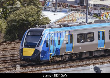 MELBOURNE, AUSTRALIEN - 31. OKTOBER 2023: Ein Blick auf die Melbourne Metro X'Trapolis Zug zwischen Richmond und South Yarra von einem Hochhaus in Crem Stockfoto