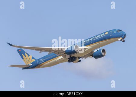 MELBOURNE, AUSTRALIEN - 07. SEPTEMBER 2024: Ein Vietnam Airlines Airbus A350-900 startet am 7. September 2024 von Melbourne Stockfoto