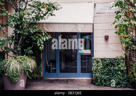 Kleines Restaurant oder Cafe Eingang umgeben von üppigen Pflanzen auf einem ruhigen Platz Stockfoto