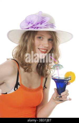 Junge Frau im Bikini und Orange Unterhemd mit blauen cocktail am Strand Stockfoto